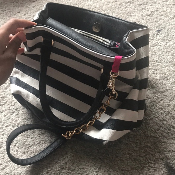 Cute betsey Johnson purse - Picture 3 of 4